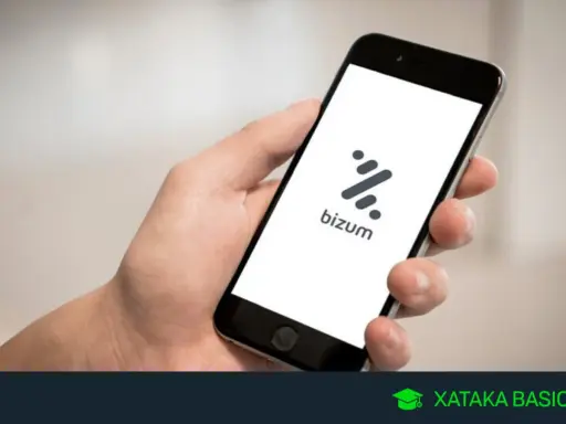 Mano sujetando un smartphone con la app Bizum abierta. Aprende como devolver un bizum fácilmente.