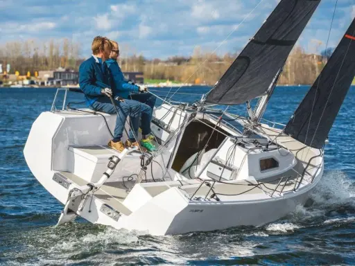 Zwei Männer segeln auf einer SAILART 19 über blaues Wasser.