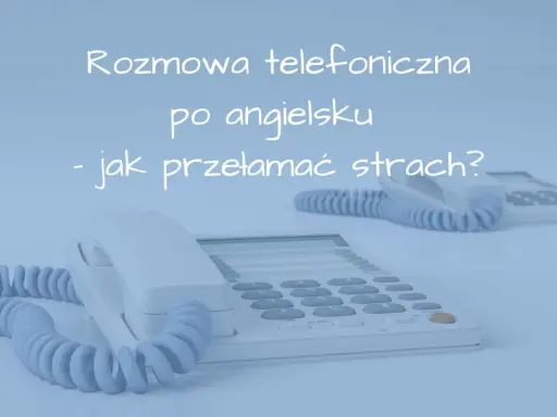 Rozmowa telefoniczna po angielsku - jak przełamać strach? Biały telefon na jasnoniebieskim tle.
