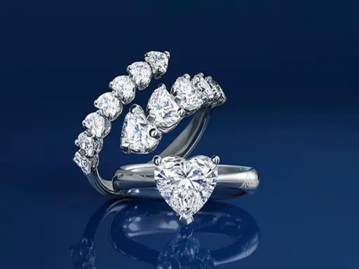 Anello con 5 diamanti a cuore, simbolo di amore eterno. Un gioiello prezioso che racconta una storia.