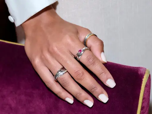 Mano con anelli che raccontano storie, ognuno con un profondo significato. Un tocco di eleganza e un promemoria di legami preziosi.