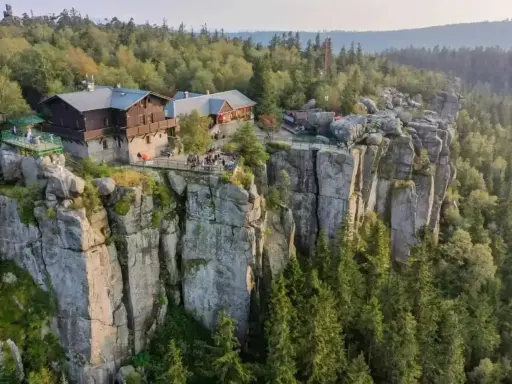 Wspaniały wypad w góry! Schronisko na skalnej półce, otoczone lasem, z widokiem na majestatyczne skały.