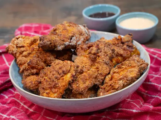 Knuspriges Hähnchen nach KFC-Art, perfekt mit unserem geheimen KFC Marinade Rezept zubereitet. Dazu gibt es Dips.