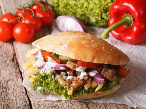 Kebab w cieście: Od 700 do 1100 kcal? Jak jeść świadomie