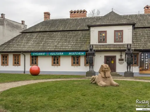 Tarnów atrakcje: Sfinks i egipskie posągi przed budynkiem z napisem "Cyganie Kultura Historia".