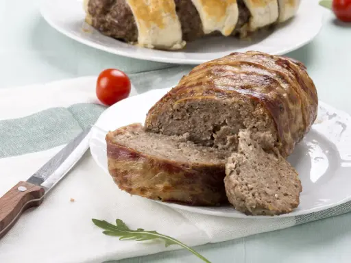 Herzhaftes Hackbraten Rezept, umhüllt von knusprigem Speck. Ein Klassiker, der immer schmeckt.