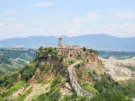 Un borgo medievale su una rupe, perfetto per un weekend fuori porta da Roma. Un ponte pedonale collega il paese alla terraferma.