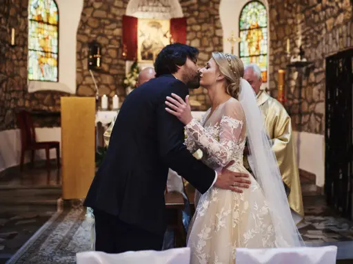 Para całuje się w kościele. To piękny moment ich ślubu kościelnego i cywilnego razem.