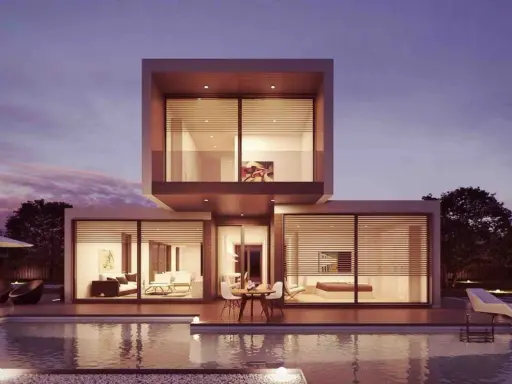Moderne Villa mit Pool und Terrasse, ideal für den Hausbau planen. Beleuchtete Innenräume und ein schöner Abendhimmel.
