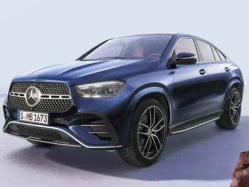 Blauer Mercedes-Benz GLE Coupé mit Diesel-Hybrid-Antrieb, elegant und sportlich auf einem hellen Untergrund.