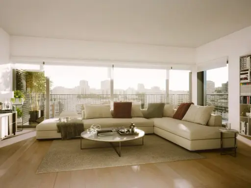 Un salón moderno y luminoso con sofá seccional, mesa de centro, estantería y vistas a la ciudad. ¡Inspírate para diseña tu salón!