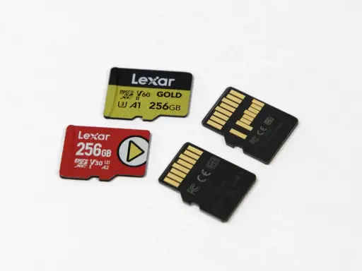 Szukasz idealnej karty do kamery wifi? Oto dwie karty Lexar 256GB, jedna czerwona V30 A2, druga żółta V60 A1.