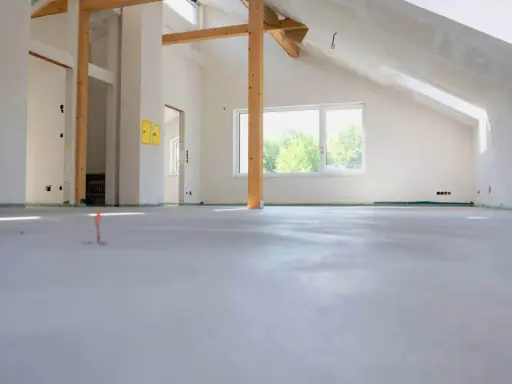 Nowe wnętrze w stanie surowym, gotowe na wylewkę. Trudno ocenić, ile cementu na m2 potrzeba, ale widać potencjał.