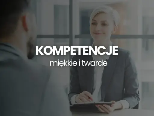 Kobieta i mężczyzna podczas rozmowy kwalifikacyjnej. Na pierwszym planie tekst "KOMPETENCJE miękkie i twarde".