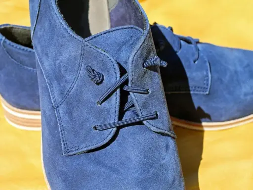 Eleganckie, granatowe buty z zamszu. Dowiedz się, czym czyścić zamsz, aby zachować ich nienaganny wygląd.