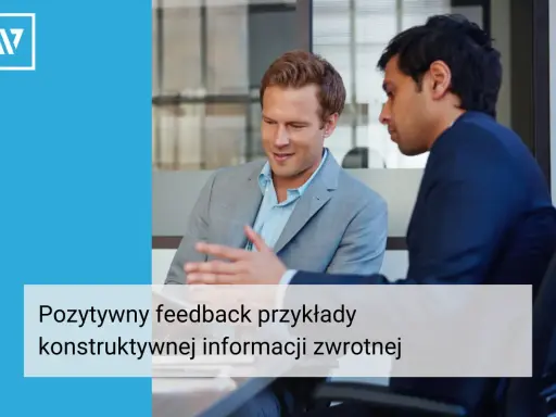 Dwóch mężczyzn w garniturach rozmawia przy biurku. Jeden z nich gestykuluje, omawiając pozytywny feedback dla pracownika, przykłady konstruktywnej informacji zwrotnej.