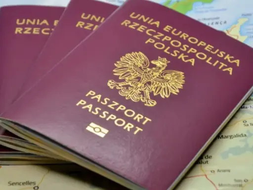 Trzy polskie paszporty leżą na mapie, gotowe do podróży. Dowiedz się, jak wyrobić paszport i rozpocząć swoją przygodę.
