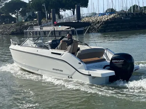 Bateau Quicksilver naviguant, propulsé par un moteur Mercury 75cv 2 temps. La fiche technique de ce moteur est idéale pour ce type de coque.