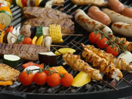 Deliciosa barbacoa con brochetas de pollo, salchichas, bistec y verduras. ¡Una guía visual de como hacer barbacoa!