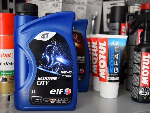 Olej Elf Scooter City 10W-40 do silników skuterów 4T. Idealny do maxi skuterów, zapewnia ochronę i wydajność.