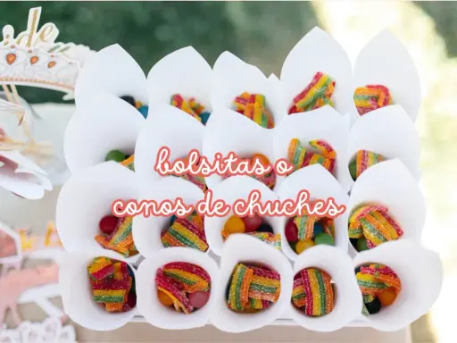 Conos blancos llenos de chuches de arcoíris y bolitas de colores. ¡Perfecto para que meter en una bolsa de chuches!