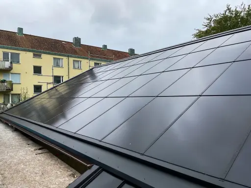 Nya solpaneler på taket, en investering för framtiden. Raymond Solar ser till att solen jobbar för oss.