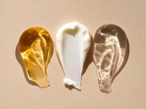 Tre olika hudvårdsprodukter i strängar: en gyllene olja, en vit kräm och en klar gel. Frågan är retinol hur ofta?