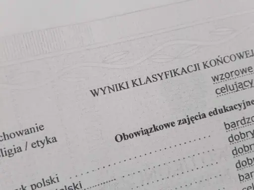 Wyniki klasyfikacji końcowej, kluczowe dla podania do szkoły średniej. Widoczne oceny z zachowania, religii i języka polskiego.