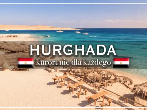 Hurghada, Egipt. Temperatura w grudniu idealna na plażowanie. Piękna plaża, turkusowa woda, łodzie na morzu.