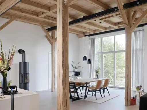 Moderne umgebaute Scheune mit Holzbalken und großem Fenster. Tolle Scheune umbauen Ideen für ein helles Wohnambiente.
