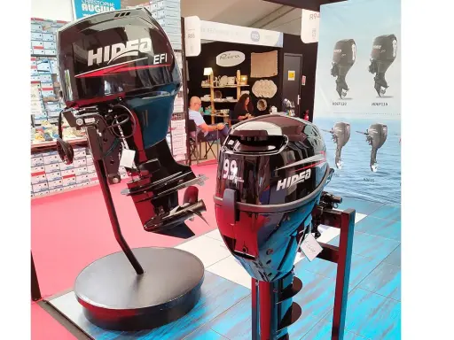 Deux moteurs hors-bord HIDEA EFI, un 9.9 CV et un plus grand, sont exposés. Les avis sur les moteurs HIDEA sont positifs.
