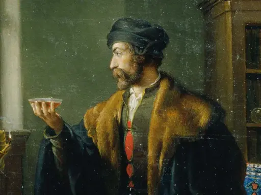 Mężczyzna w stroju z epoki trzyma kielich z płynem, stoi obok okna i regału z książkami.