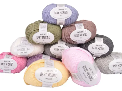 Här är ett urval av DROPS Baby Merino-garn i olika färger, perfekt för att sticka en mjuk babyfilt.