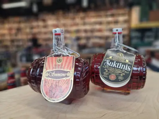 Dwie butelki Suktinisa, litewskiego miodu pitnego. Idealny do degustacji w gronie przyjaciół.