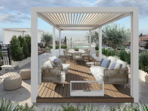 Progetto terrazzo attico con arredi moderni, divani, tavolo da pranzo e vasca idromassaggio sotto una pergola bioclimatica.