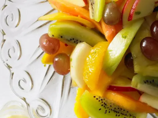 Bunter Obstsalat mit Kiwi, Mango, Trauben und Orange – ein einfaches obstsalat rezept für den Sommer.