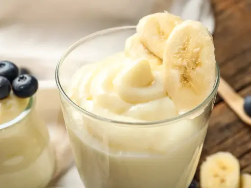 Pyszny deser, jak zrobić pudding proteinowy. Kremowy pudding z bananem i borówkami.