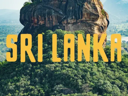 Sigiriya, en ikonisk stad i Asien, Sri Lanka, reser sig ur djungeln. En trappa leder uppför den imponerande klippan.