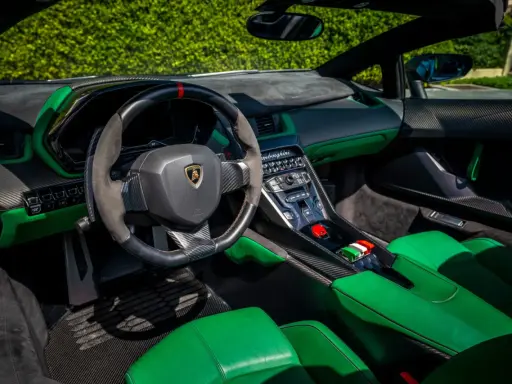 Der **Lamborghini Veneno Innenraum** besticht durch leuchtendes Grün, Carbon und das markante Lenkrad. Ein Blickfang für jeden Autofan.