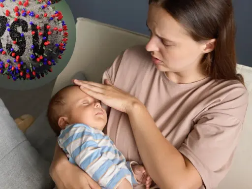 Zmartwiona mama sprawdza gorączkę u śpiącego niemowlaka. Obok wirus RSV, który może powodować groźne objawy u dzieci.