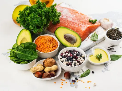 Zdrowe składniki na dietę na cholesterol: łosoś, awokado, szpinak, soczewica, fasola, orzechy, oliwa z oliwek, czosnek, jabłko, natka pietruszki.