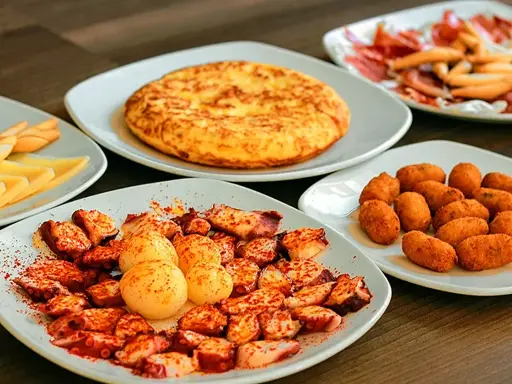 Pulpo a la gallega, tortilla española, croquetas y queso. Un festín digno del sobrino de botín, ¡menú para disfrutar!