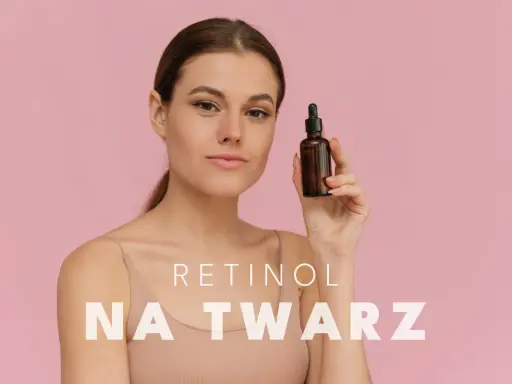 Kobieta prezentuje serum z retinolem na twarz.
