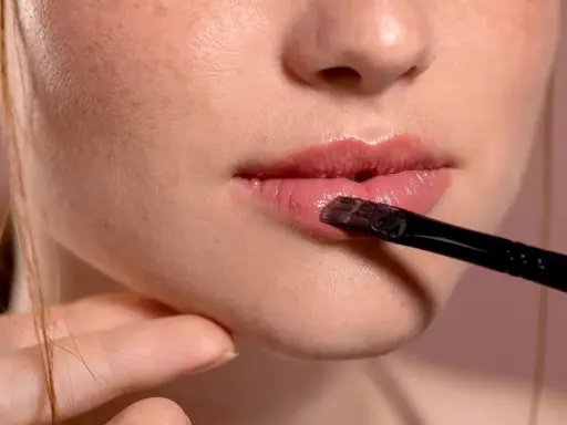 Labios jugosos y brillantes, listos para el color. ¿Cuándo me puedo pintar los labios después de ácido hialurónico?