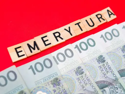 Litery układają się w słowo "EMERYTURA" nad rzędem banknotów 100 zł. Czekamy, kiedy wyrównają emerytury czerwcowe.