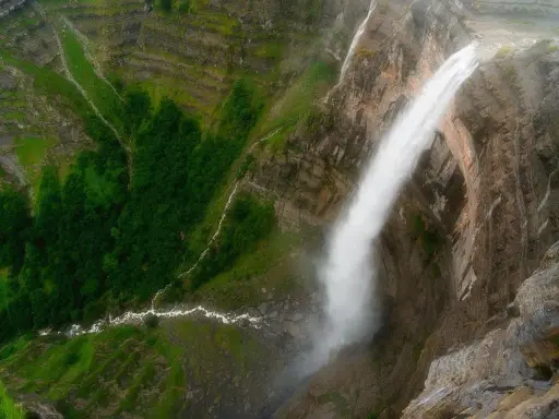 Majestätischer Wasserfall Salto del Nervión stürzt in eine grüne Schlucht.