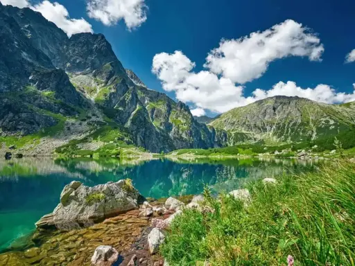 Piękne Tatry, idealne tatry szlaki dla początkujących nad krystalicznym jeziorem.