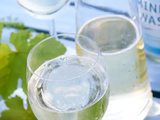 Erfrischende Weinschorle mit Mineralwasser, perfekt für den Sommer. Ein einfaches Weinschorle Rezept für heiße Tage.