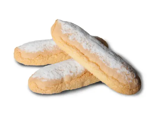 Trois biscuits sablés saupoudrés de sucre glace, parfaits pour un délicieux gâteau à la cuillère.