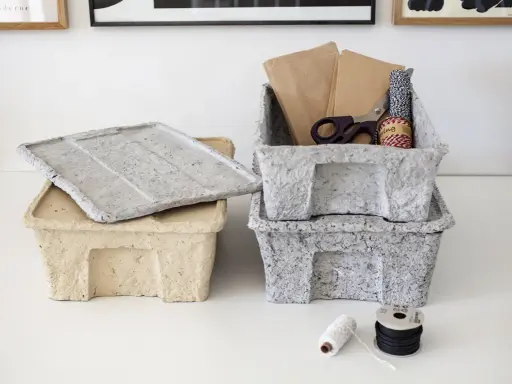 Pappmache-Körbe in Grau und Beige, bereit zum Trocknen. Die Frage, wie lange braucht Pappmache zum Trocknen, hängt von vielen Faktoren ab.